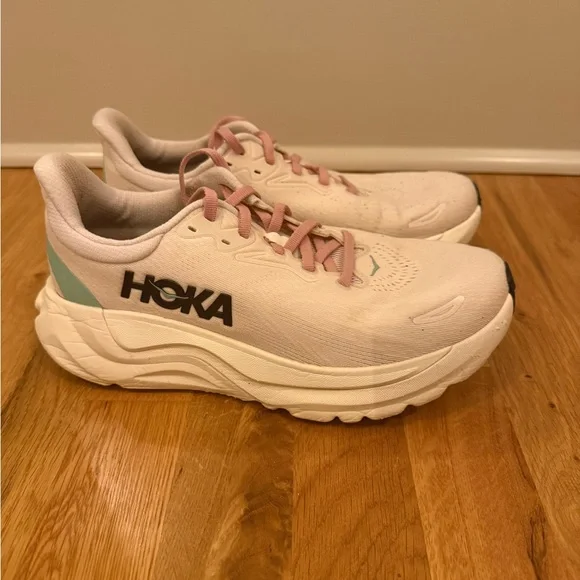 Hoka Women’s Arahi 8 Cream and Pink Athletic Sneakers - Picture 3 of 6